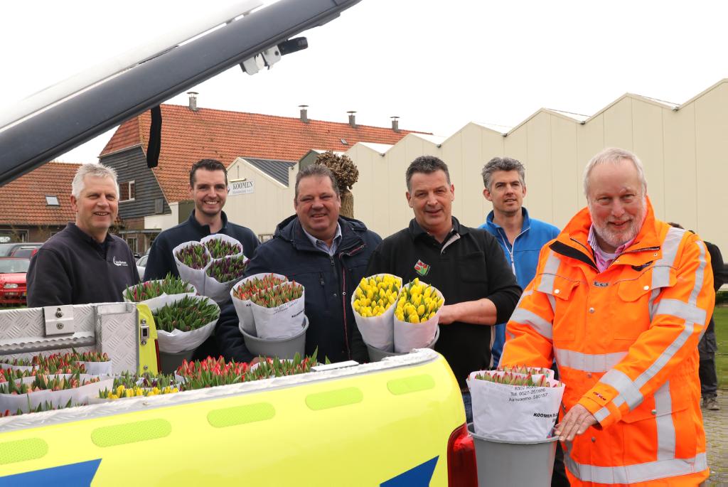 Tulpentelers schenken bloemen aan zorgmedewerkers