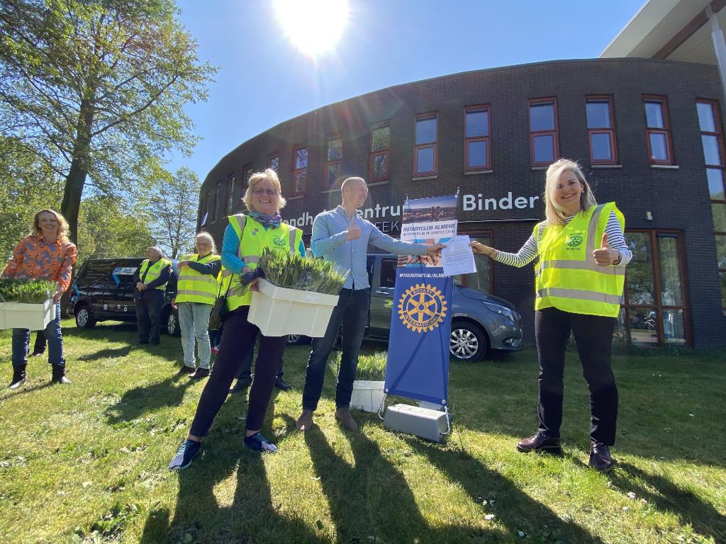 2600 bossen tulpen voor Almeerse zorgverleners